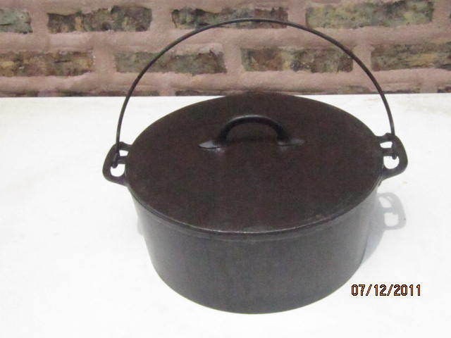 antique cast iron dutch oven in Cast Iron