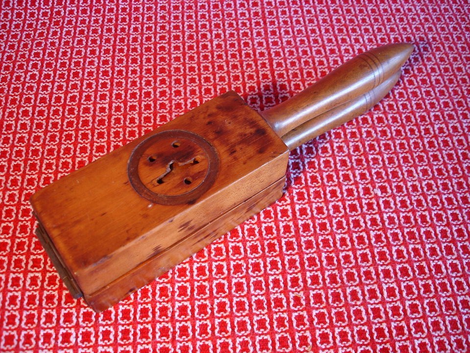   VINTAGE WOODEN LEMON SQUEEZER/JUICER TOOL FOR KITCHEN OR BAR HANDMADE