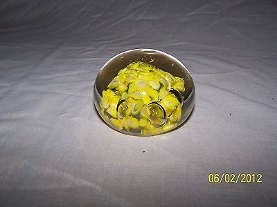 VINTAGE ART GLASS PAPERWEIGHT w/BEAUTIFUL YELLOW GLASS FLOWERS ? ST 