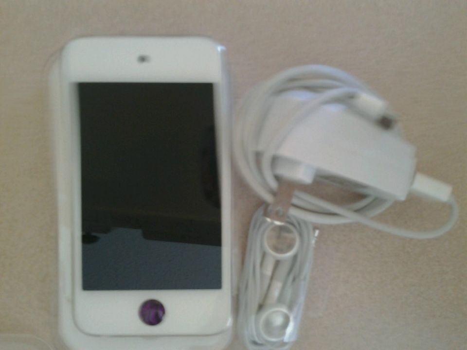 Apple iPod touch 4th Generation White (32 GB) Excellent Condition