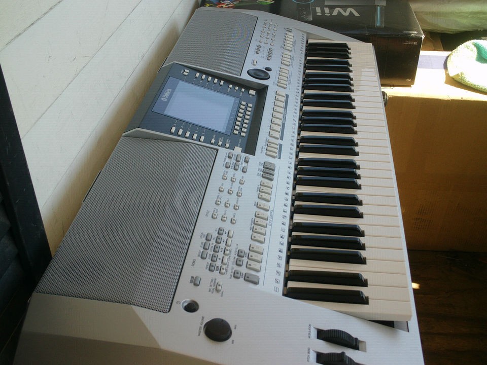 YAMAHA PSR S910 KEYBOARD in Execellent cosmetic and working condition.