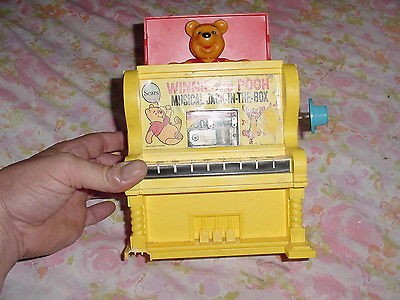 VINTAGE 1975  WALT DISNEY WINNIE THE POOH MUSICAL JACK IN THE BOX