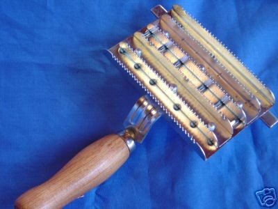 Brand New High Quality Equine Horse Metal Curry Comb Shedding Grooming 