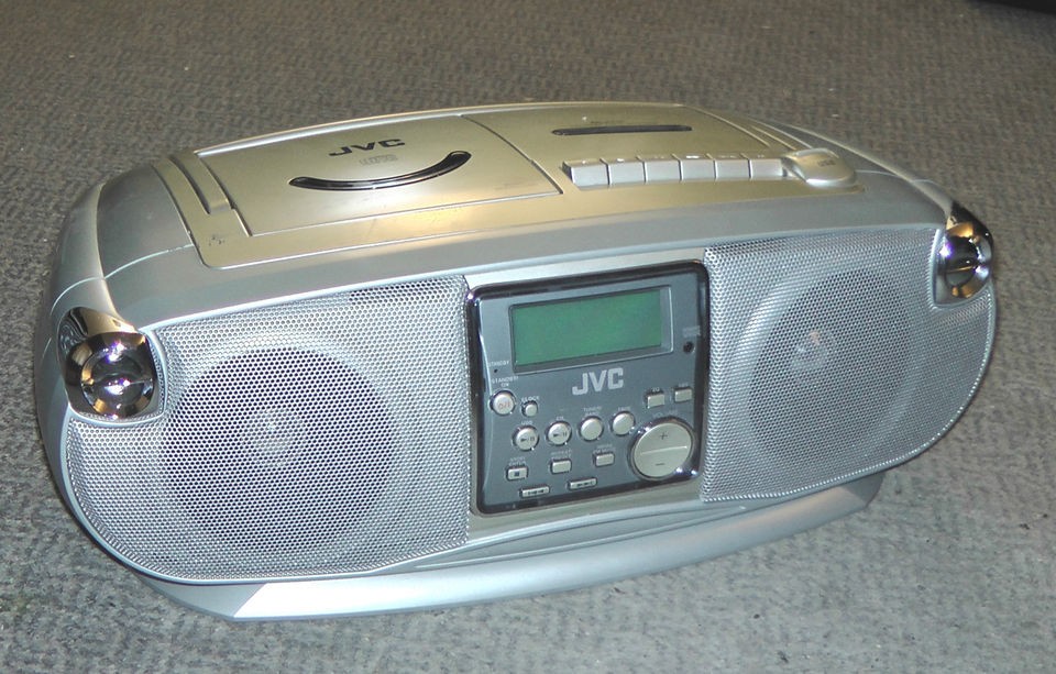 JVC RC EZ38S PORTABLE STEREO SYSTEM, CD, AM/FM, CASSETTE, USB. CLOCK