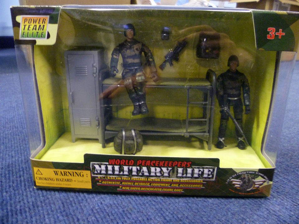 World Peacekeepers Military Life   Bunk Beds & Locker, Figures 