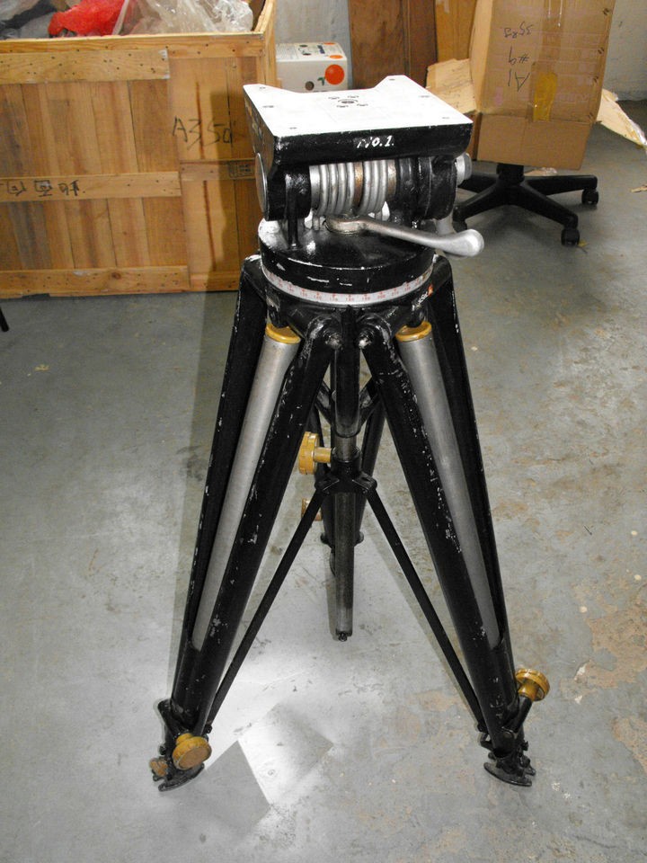 QuickSet Tripod & Head Max Hight 70 Folds to 44