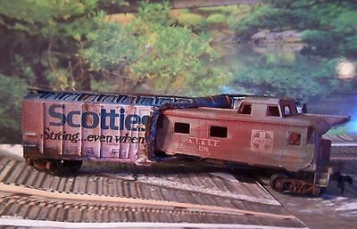 HO*SCOTTIES BOX CAR & ATSF 7240 CABOOSE/CRASH*WRECK*WEATHERED*4 