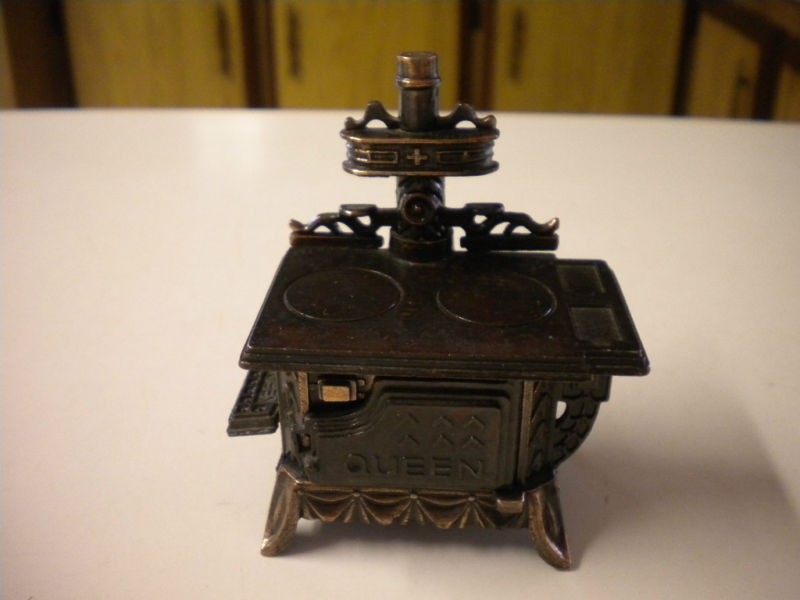 Miniatures Diecast Queen Antique Stove / Sharpener