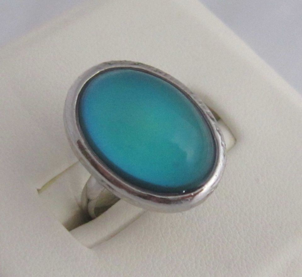 BEAUTIFUL OVAL Mood Ring   Brand New with Mood Chart