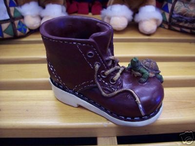 ADORABLE RESIN BOOT W/ TURTLE GARDEN & LAWN DECOR NEW 