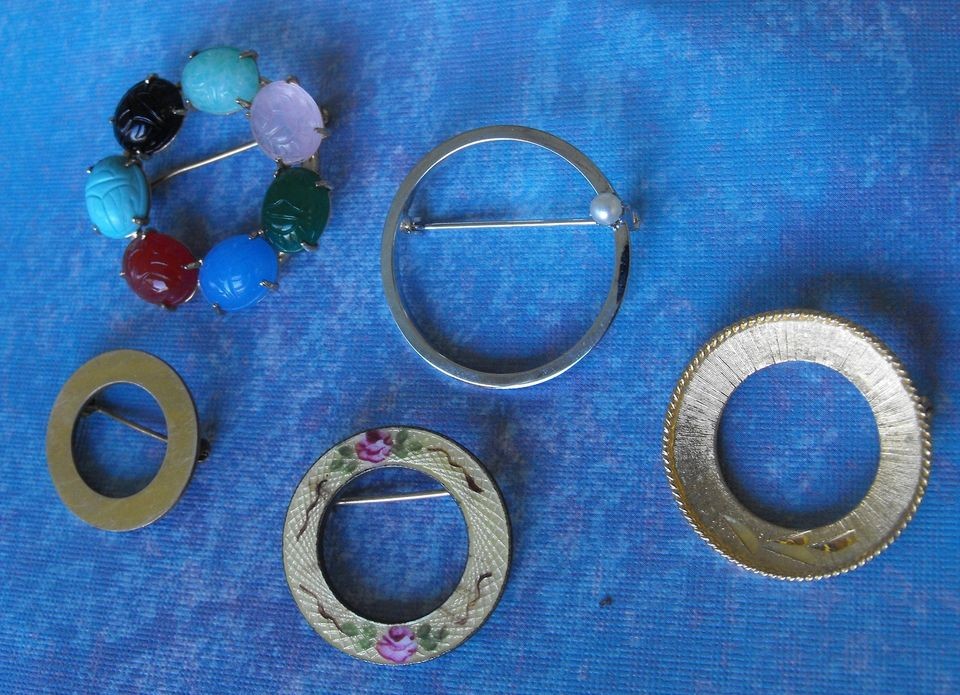 VINTAGE LOT 5 CIRCLE PINS SCARAB PLASTIC ENAMEL ADMARK SIGNED EMBOSSED 