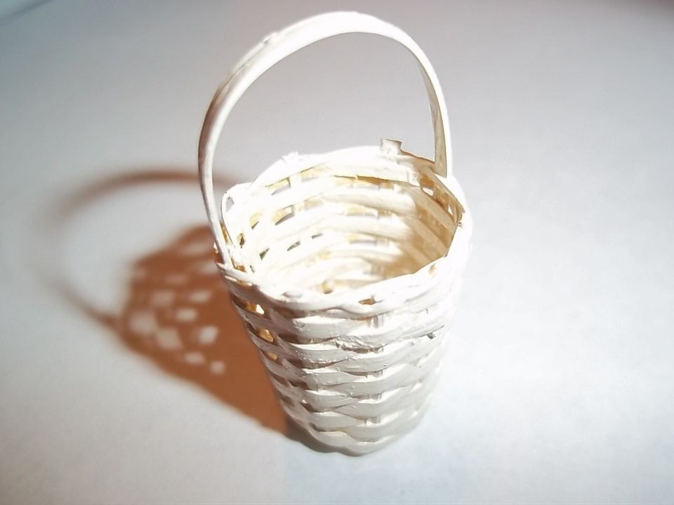   DOLLHOUSE DECORATIVE WHITE WICKER BASKET HANDLES CRAFTS HOBBY