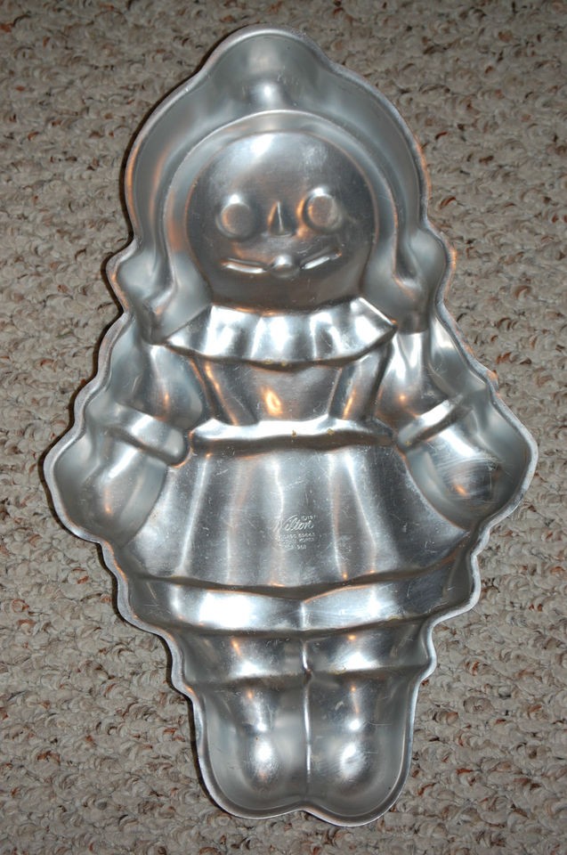   Storybook doll Raggedy Ann cake pan 502 968 17 x 10  