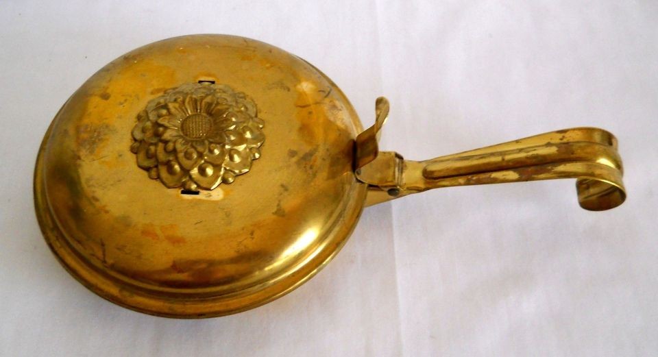 VINTAGE BRASS CRUMB CATCHER/DUST PAN/SILENT BUTLER   Decorative Flower 