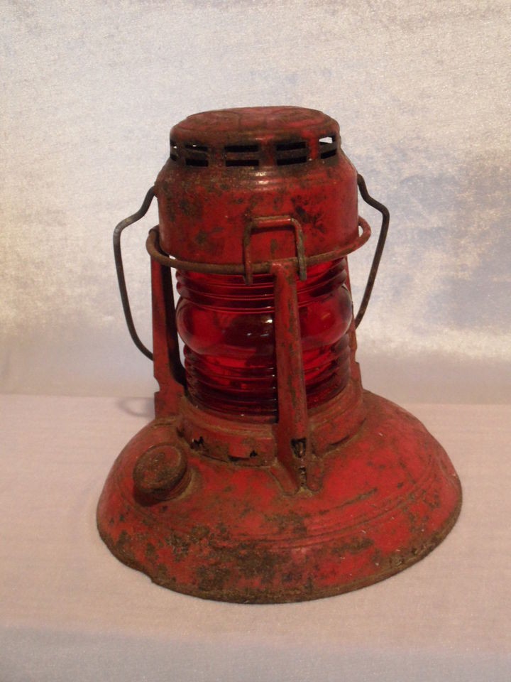 VINTAGE DIETZ NO 40 TRAFFIC GARD KEROSENE LANTERN IN RED