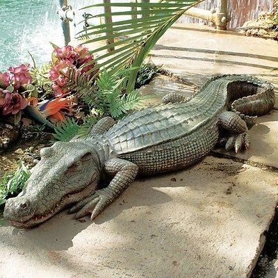 Design Toscano The Swamp Beast Crocodile Garden Statue JE111535