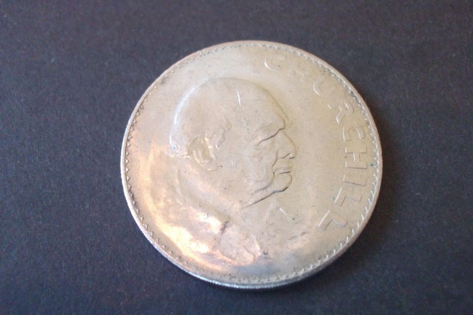 1874 1965 SIR WINSTON CHURCHILL COMMEMORATIVE CROWN COIN   FREE UK 