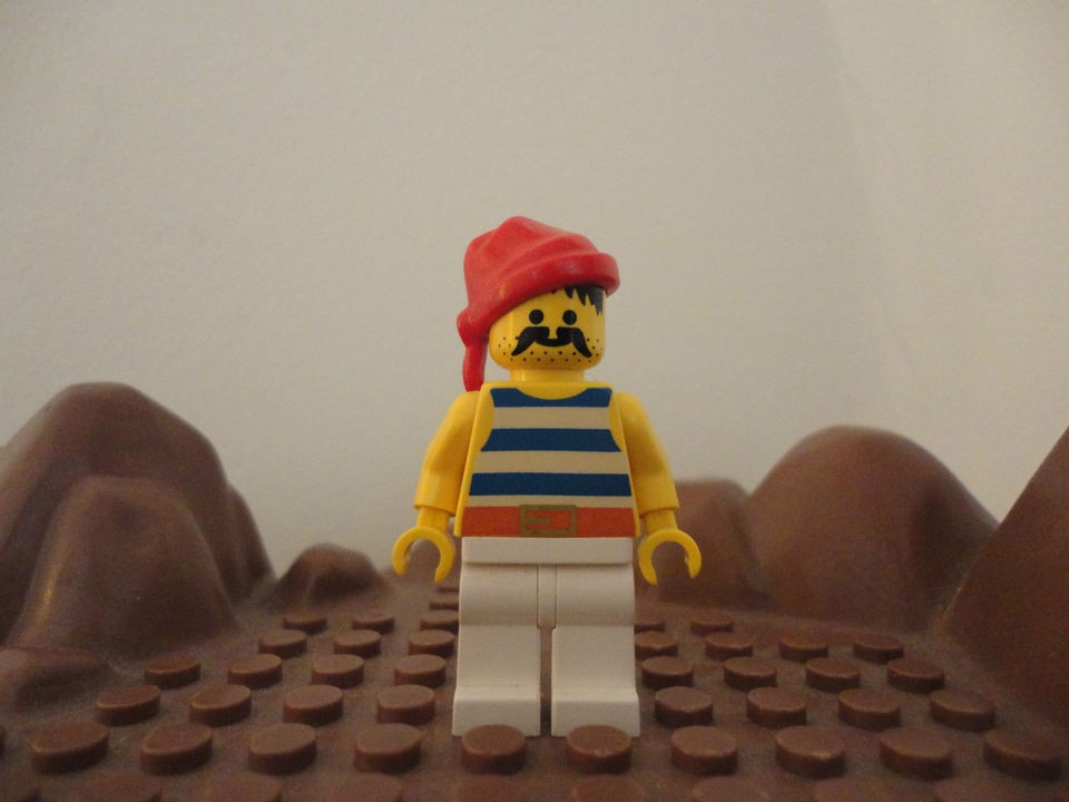   Minifig Blue Shirt White Stripes Island Treasure 6235 6257 6285 6286