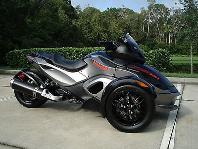 Can Am  RSS SM5 SPYDER 2011 Can Am Spyder SM5 RSS Only 1900 Miles 