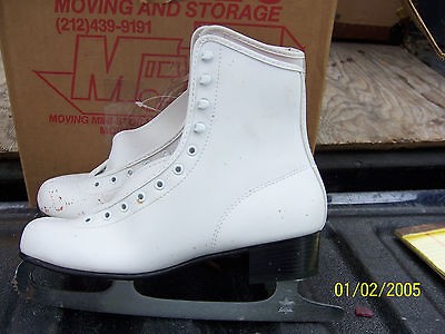 WOMANS FIGURE SKATES. SIZE 9. NICE