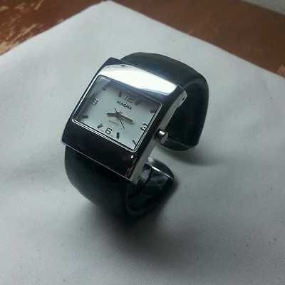 women quartz magna watch new battery working 