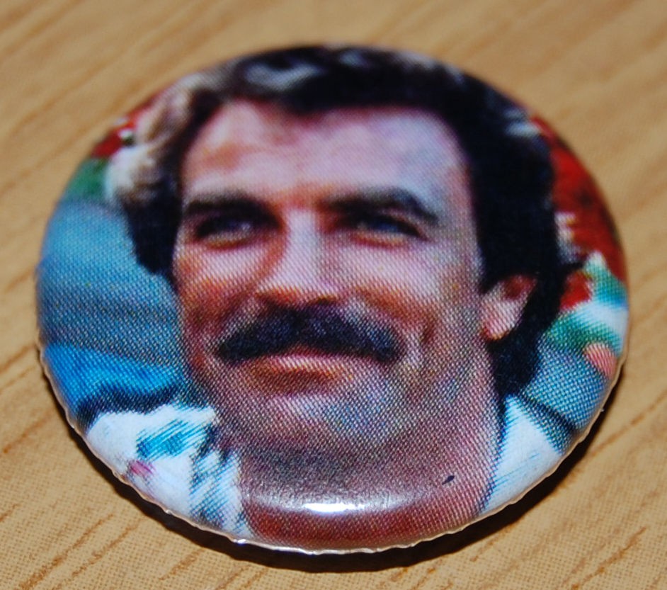 MAGNUM PI 25MM BUTTON BADGE RETRO TV 80s NOSTALGIA TOM SELLECK 