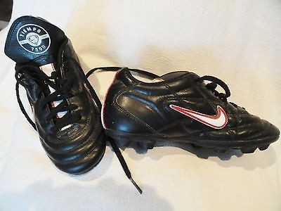 NIKE TIEMPO 75011 SIZE 1.5 Y BLACK SOCCER/BASE/SO​FTBALL SHOES