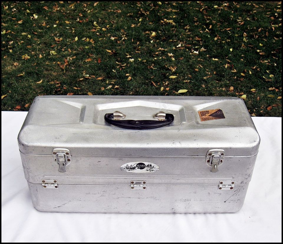 RARE  & Roebuck Co. Aluminum Tackle Box w/Black Fish Carrying 