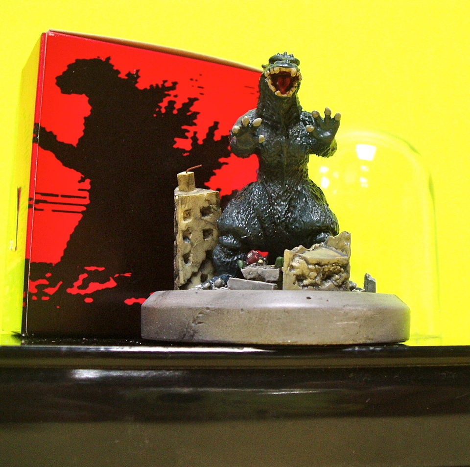 GODZILLA MINI FIGURE DIORAMA WITH DOME 2000 DESTROY MONSTERS M1 GO