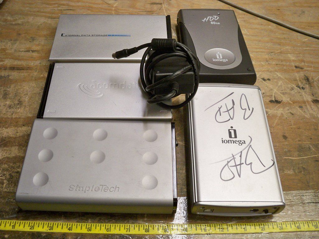   HDD Enclosure Iomega Acomdata SimpleTech w 1 Power Supply