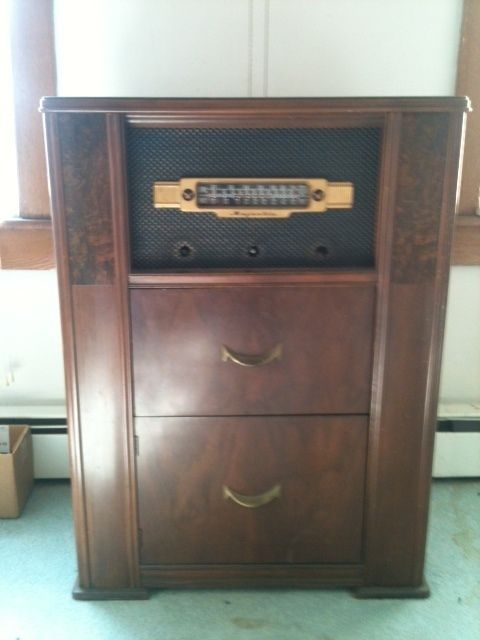 VINTAGE ANTIQUE MAJESTIC RECORD PLAYER AM FM RADIO CONSOLE TUBES 