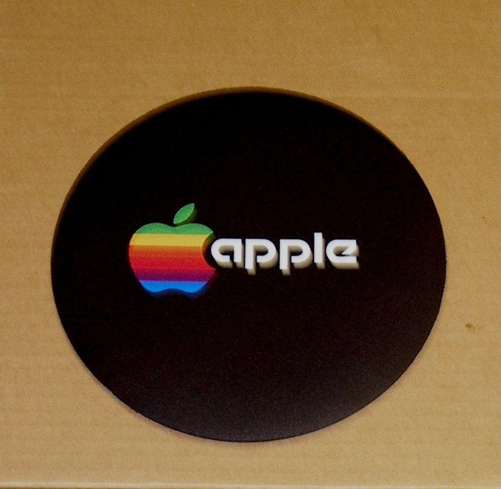 Vintage Apple Computer Rainbow Apple Logo Round Mouse Pad