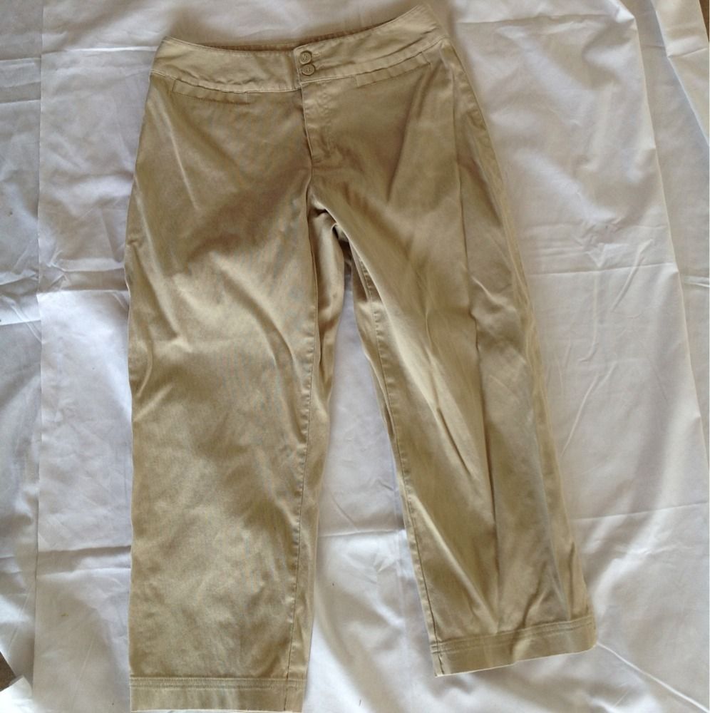 Liz Claiborne Khaki Capri Size 6 Audra