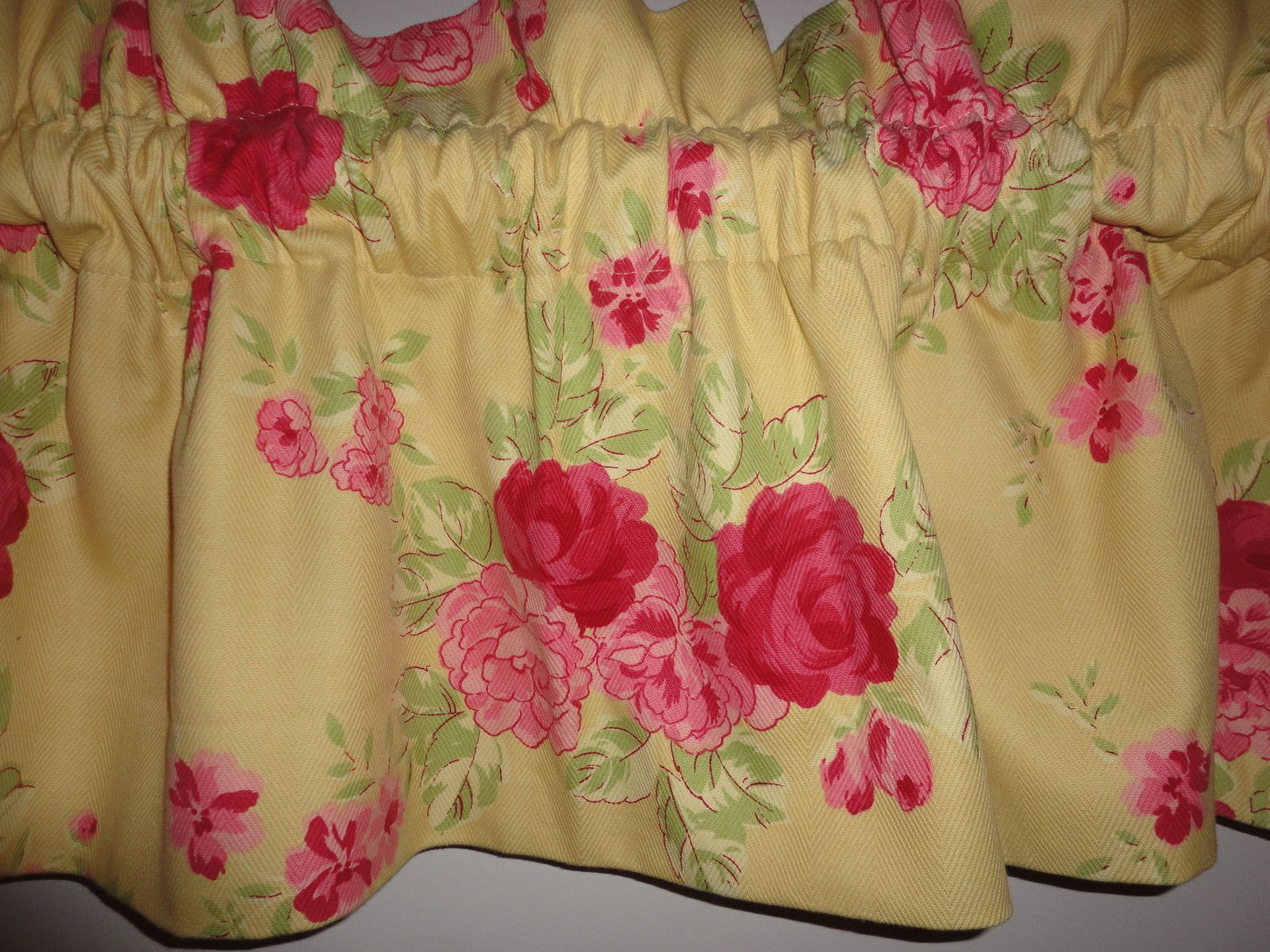 WAVERLY BLOUSON TAILORED VALANCE YELLOW RED & PINK FLORAL 16 X 86 PRE 