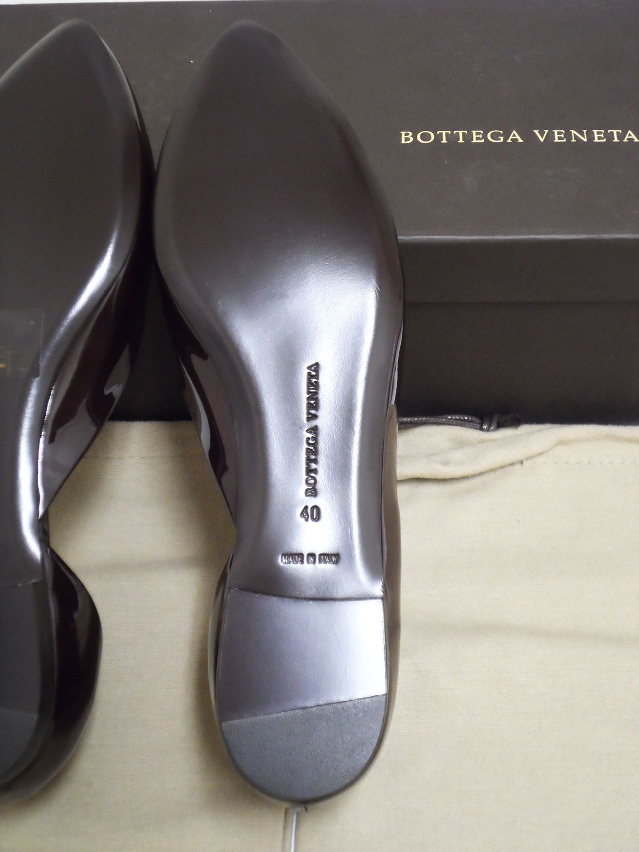 AUTHENTIC BRAND NEW BOTTEGA VENETA PATENT LEATHER FLATS SIZE 40 (US 10