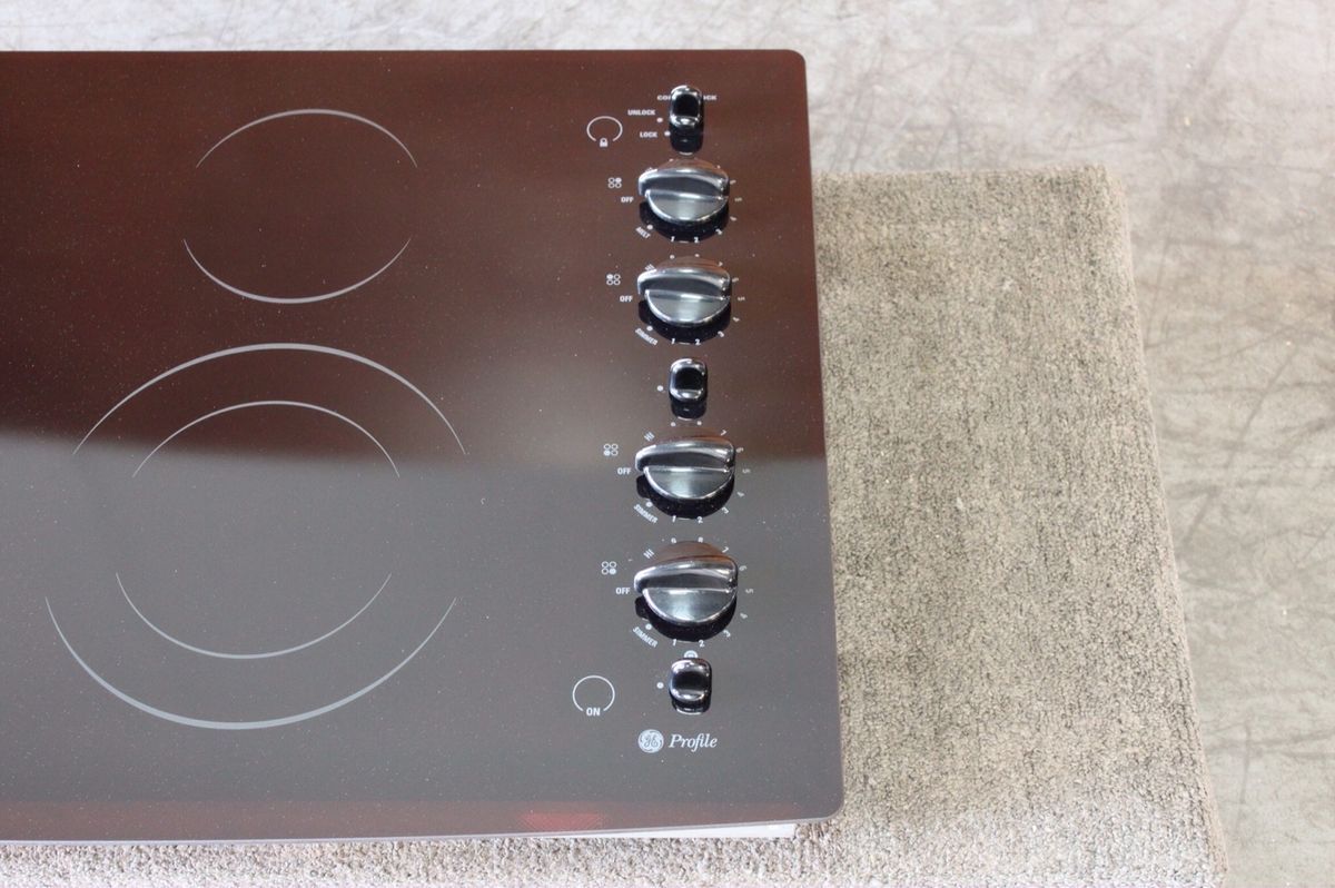GE PP912BMBB 30 Smoothtop Electric Cooktop with 4 Ribbon