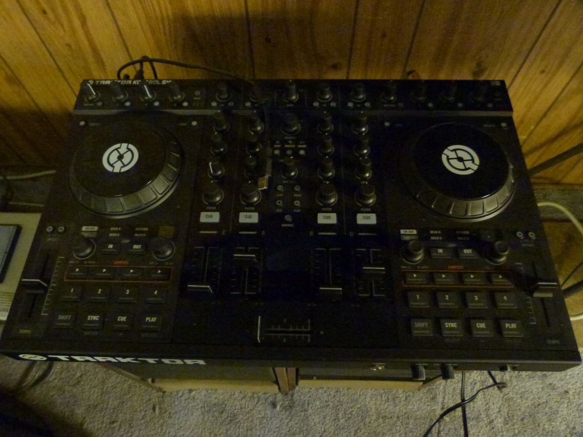  Traktor S4 Pro DJ Turntables