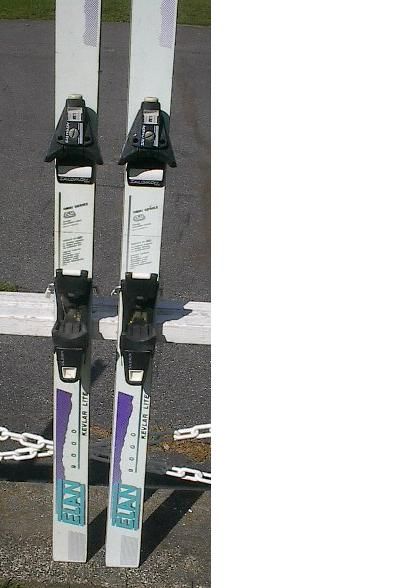  alpine downhill skis. Measures 70 longall original. The skis