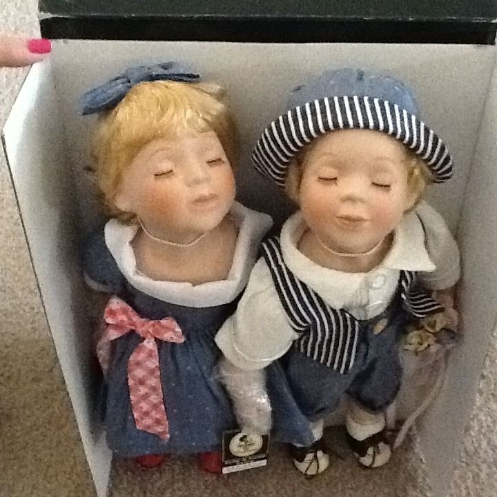 Geppeddo Porcelain Dolls Kyle and Katie Kissing