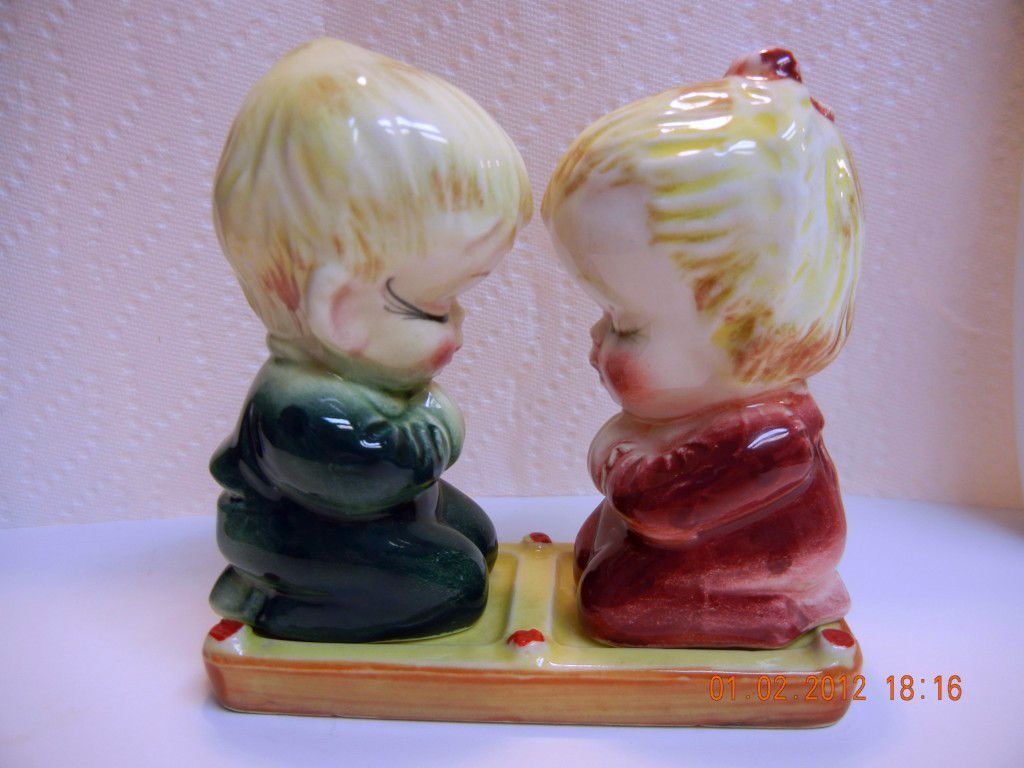 VINTAGE ANTIQUE BOY GIRL COUPLE PRAYING KNEELING SALT PEPPER SHAKERS