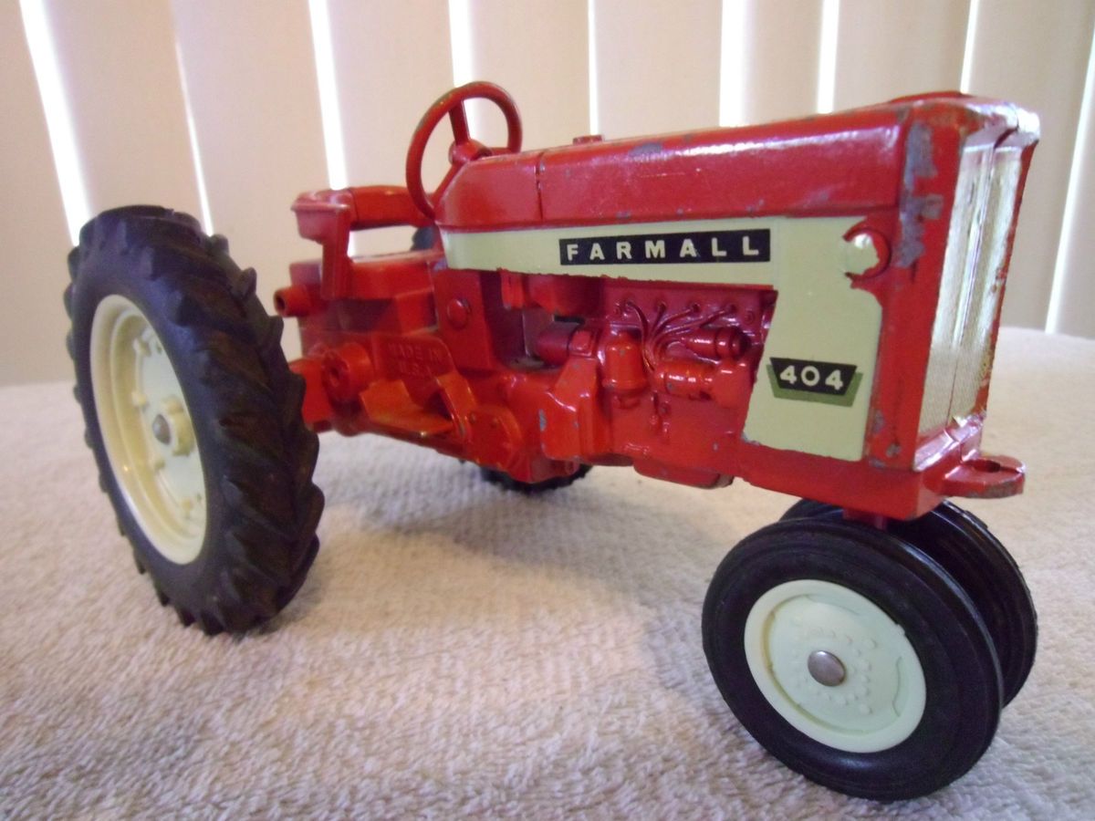 1967 Ertl 1 16 Farmall 404 Tractor w Rubber Tires Steerable Plastic