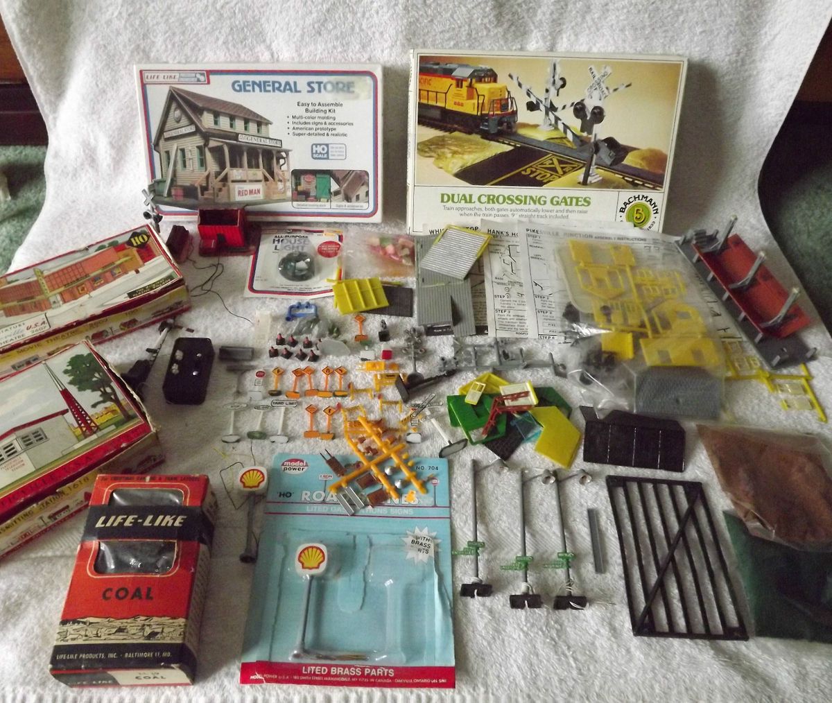 LARGE LOT OF HO SCALE BUILDINGS AND ACCESSORIES PLASTICVILLE TYCO