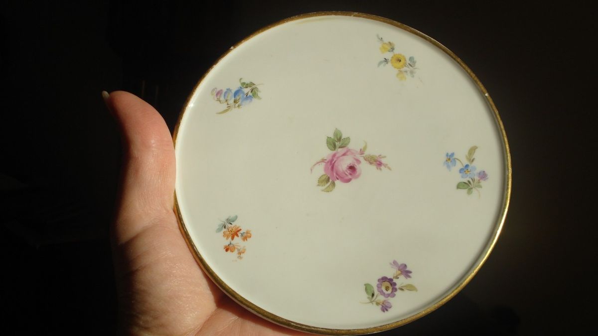 MEISSEN FOOTED TRIVET SCATTERED FLOWERS GOLD TRIM CROSSED SWORDS 1st