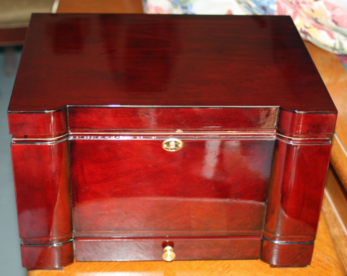 Thompson Cigar Humidor Cherry Has 2 Keys