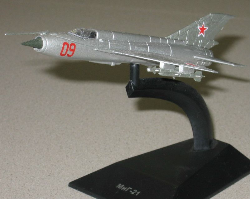 Mikoyan Mig 21 Soviet Airplane model Die Cast 4 Magazine DeAgostini