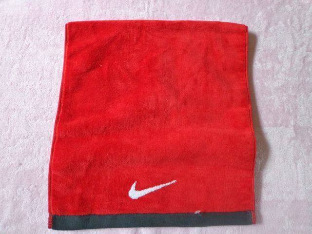 Nike Essential Swoosh Towel Sport Red/White/Anth racite M 30 1/2x14