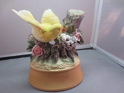 VINTAGE PORCELAIN YELLOW BIRD FIGURINE MUSIC BOX PLAYS MY WAY