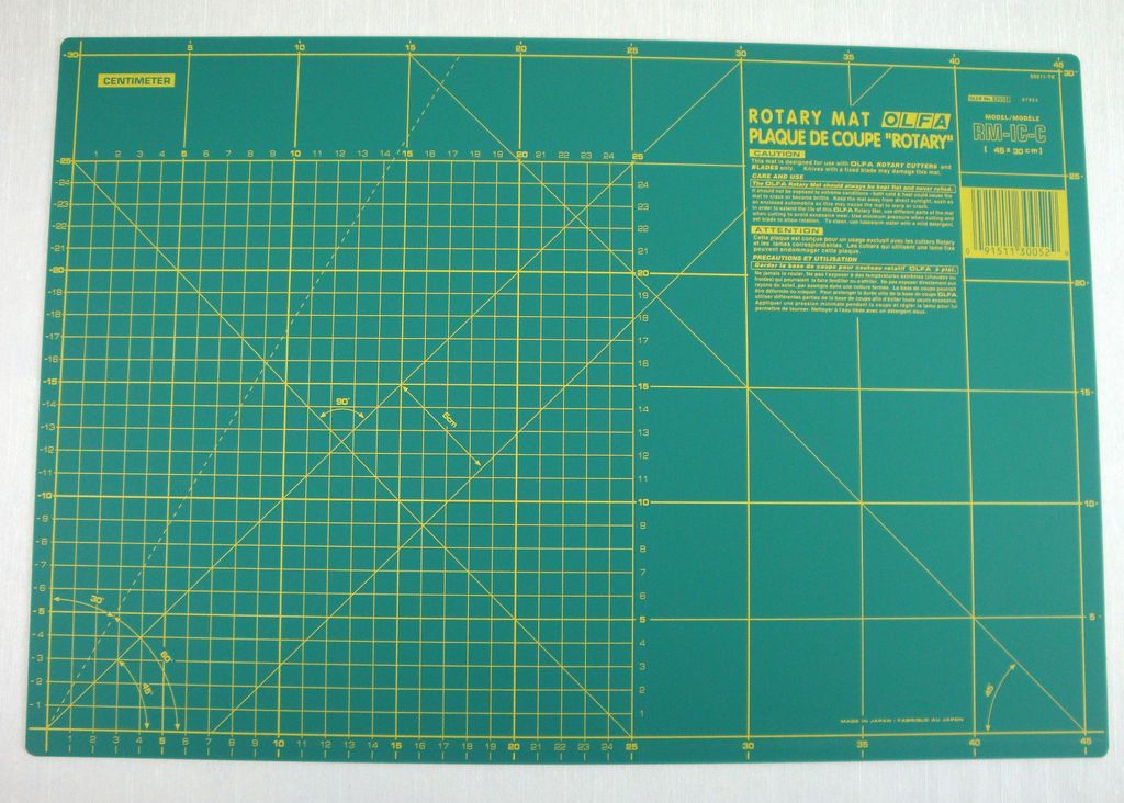 Olfa Rotary Cutting Mat   450mm x 300mm (18 Inch x 12 Inch)   Model RM