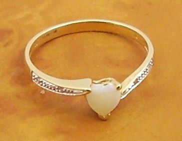 9CT GOLD HEART SHAPED OPAL & DIAMOND ENGAGEMENT RING (SIZE P)