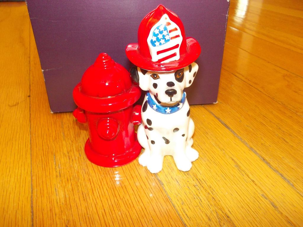 FIRE HYDRANT SALT & PEPPER SHAKERS MWAH DOG NEW FIREMAN KITCHEN GIFT